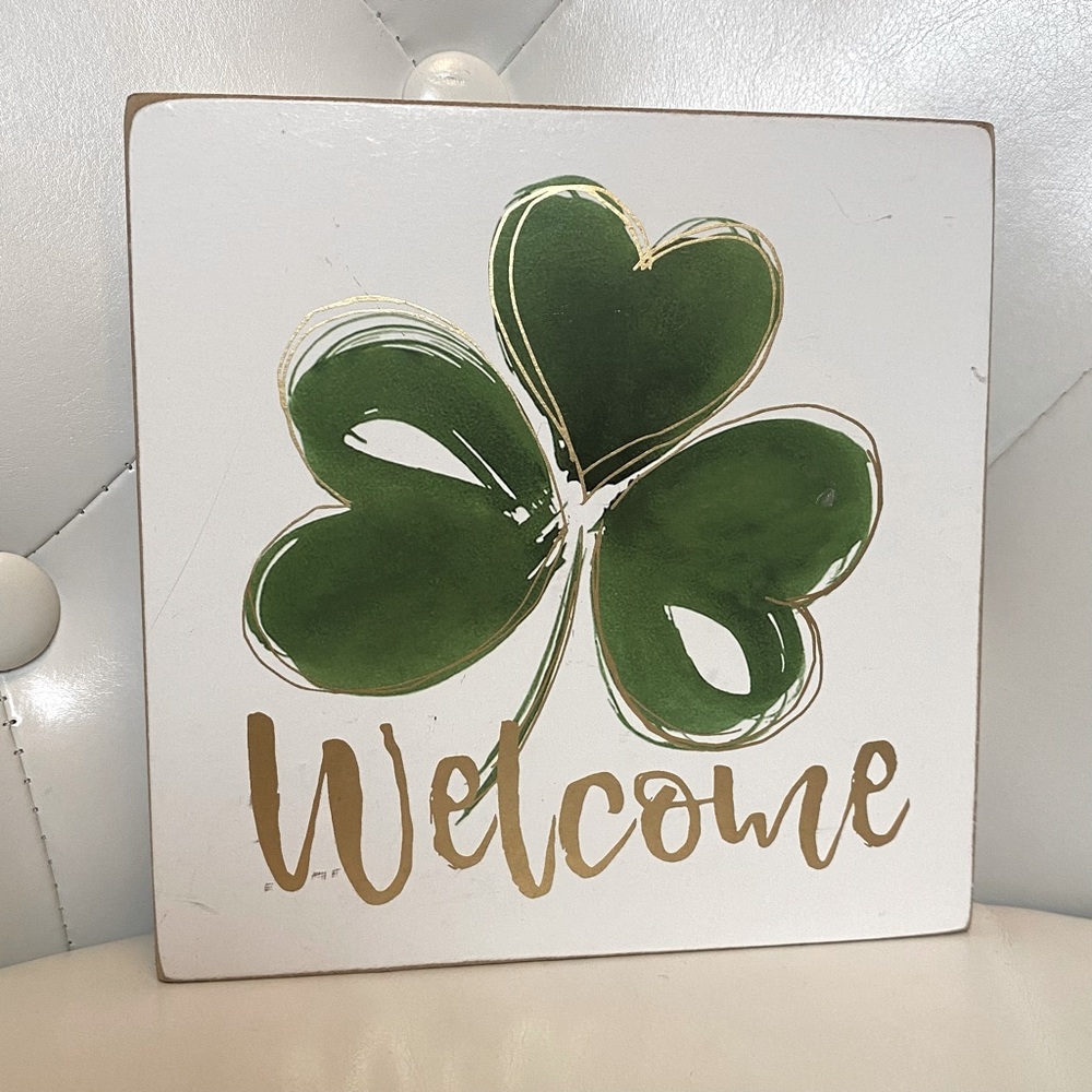 WELCOME Green 3-Leaf Clover Shamrock Small Wood Sign White Green Gold